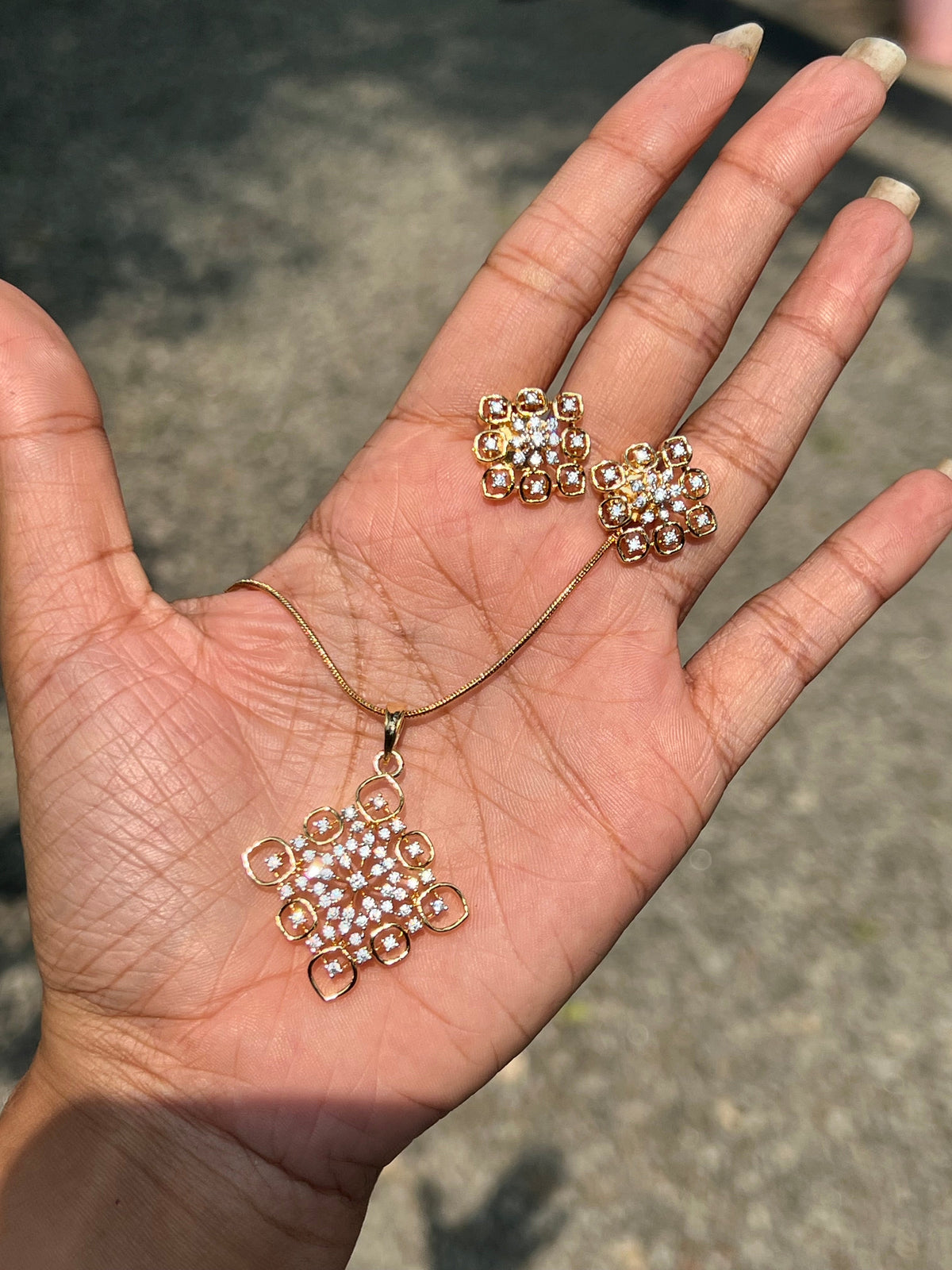 Premium diamond finish pendant set with chain product code D61