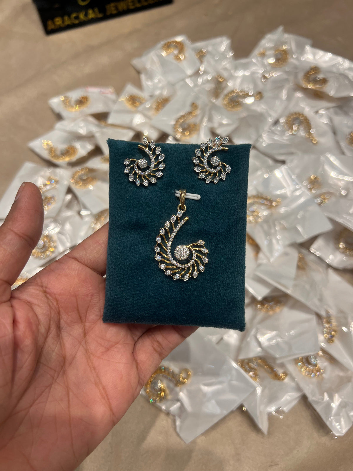Premium diamond finish pendant set with chain product code D337