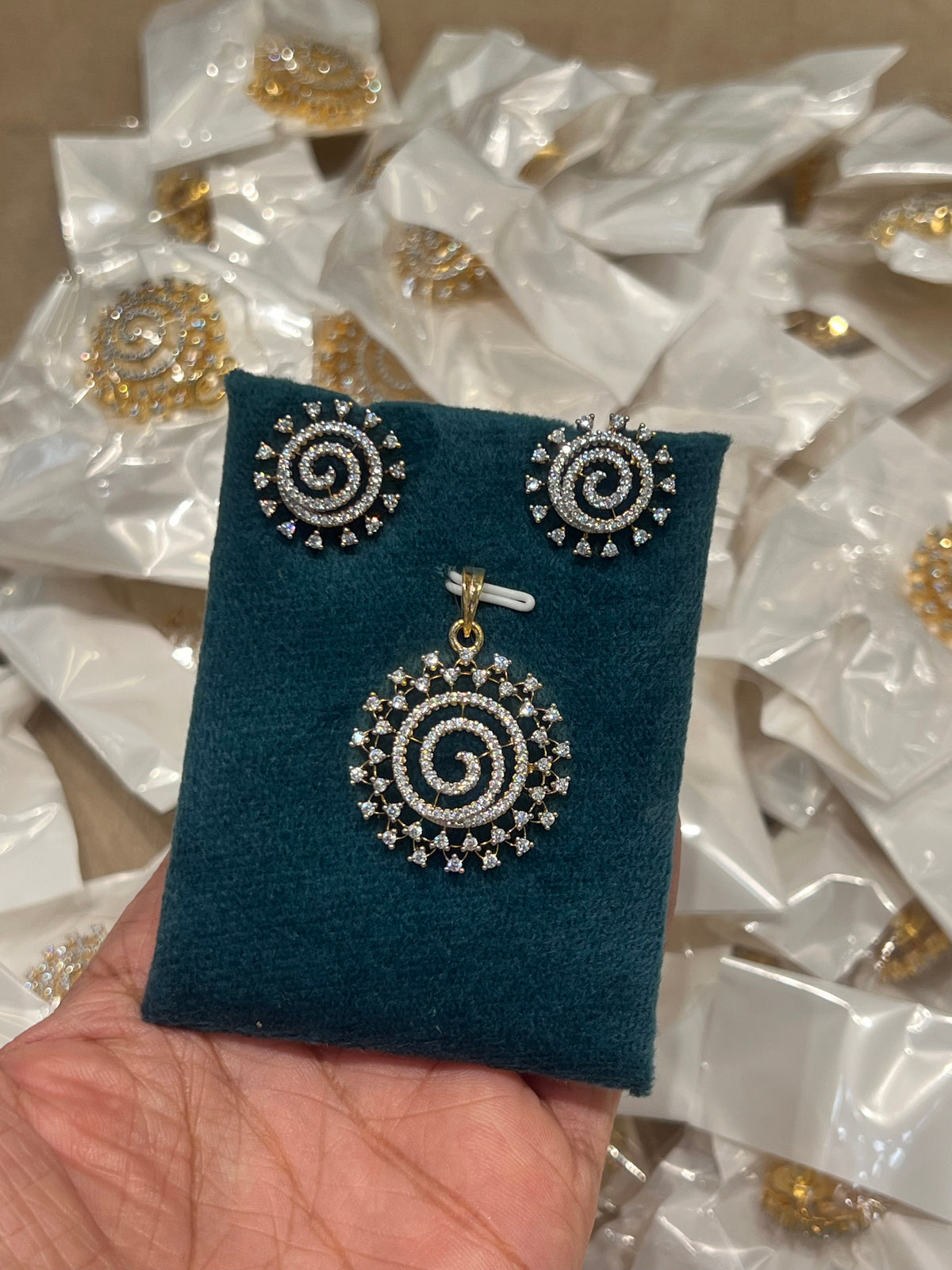 Premium diamond finish pendant set product code D331