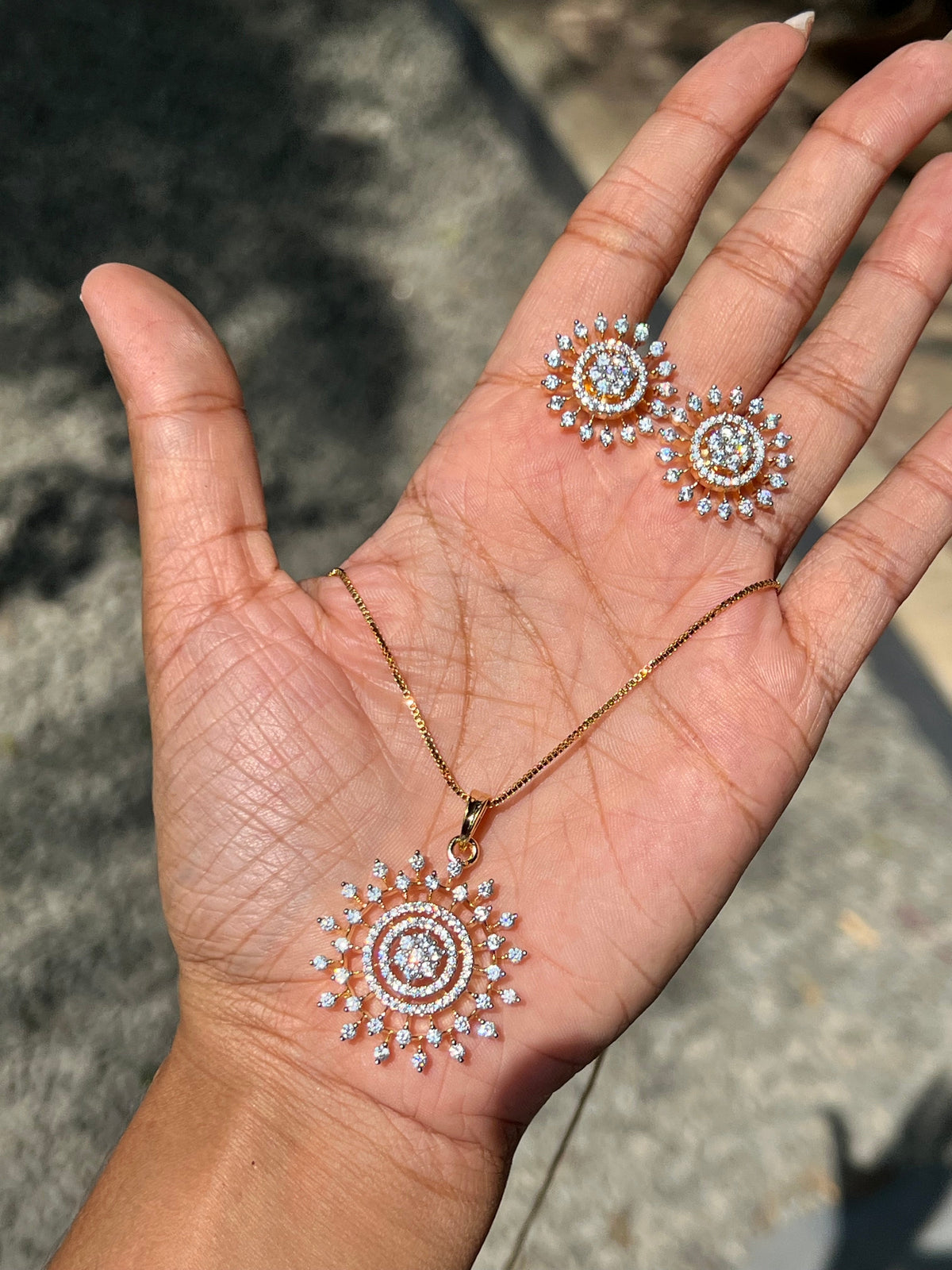 Premium diamond finish pendant set with chain product code D77