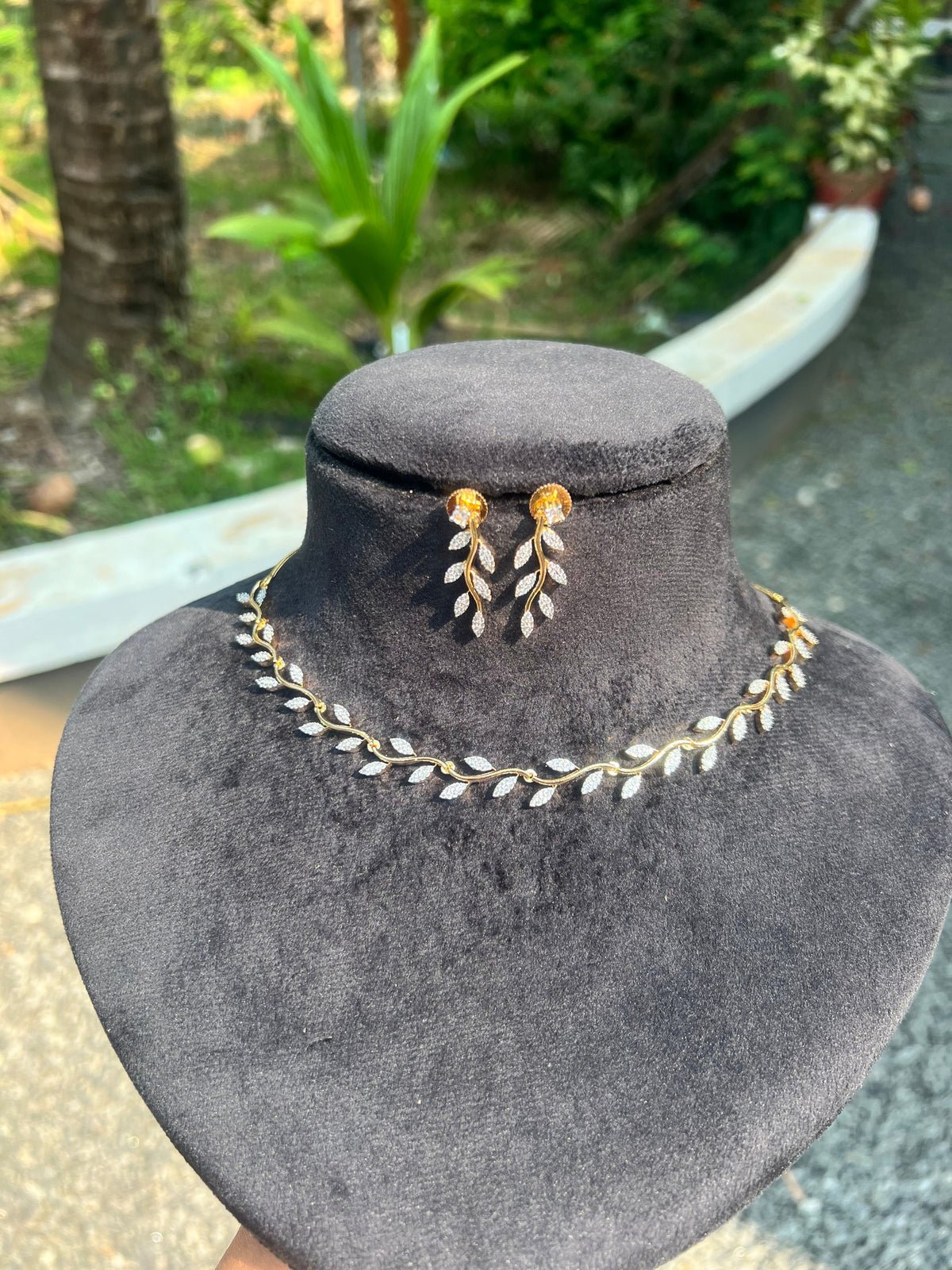 Premium diamond finish leaf pattern  bridal necklace product code D135