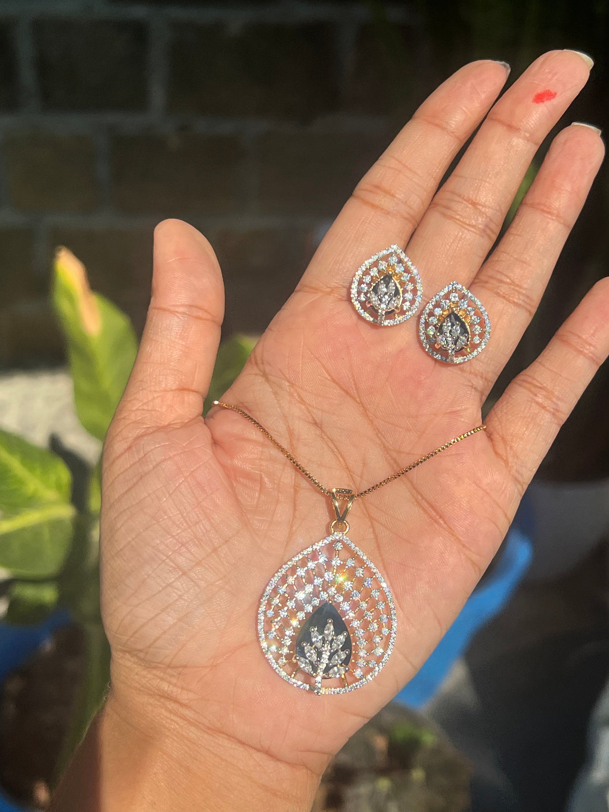 Premium diamond finish pendant set with chain product code D74