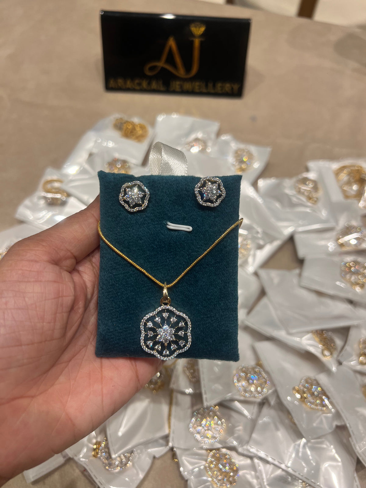 Premium daimond finish pendant set with 8pidichain product code D340