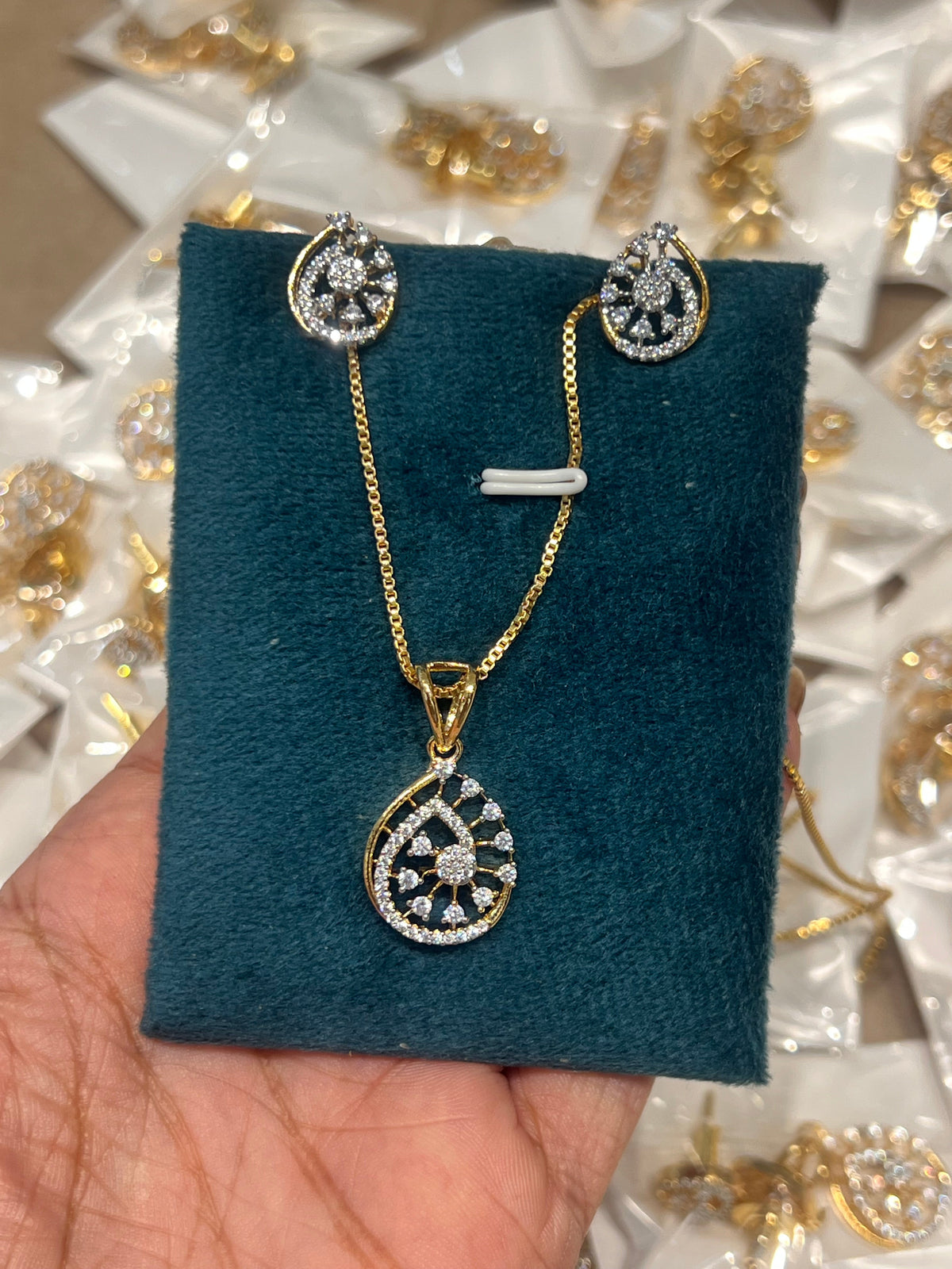 Premium diamond finish pendant set with chain product code D224
