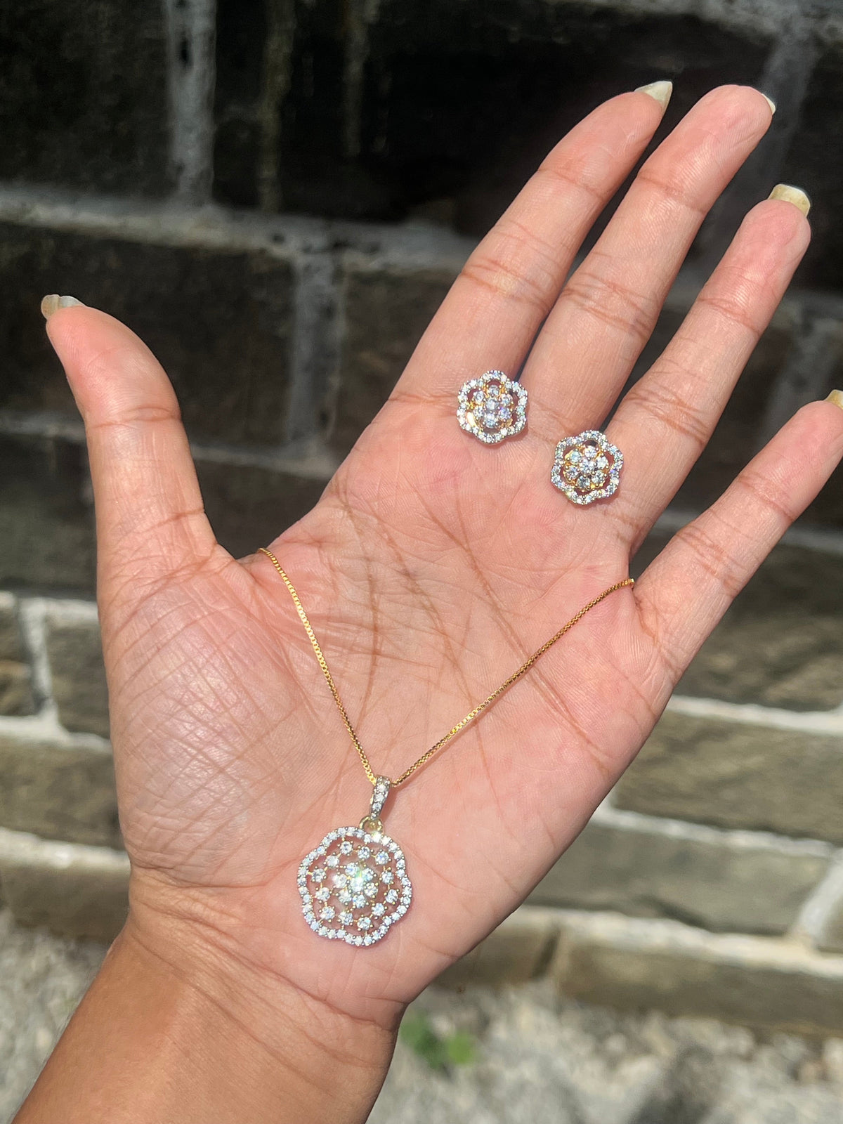 Premium diamond finish pendant set with chain product code D255