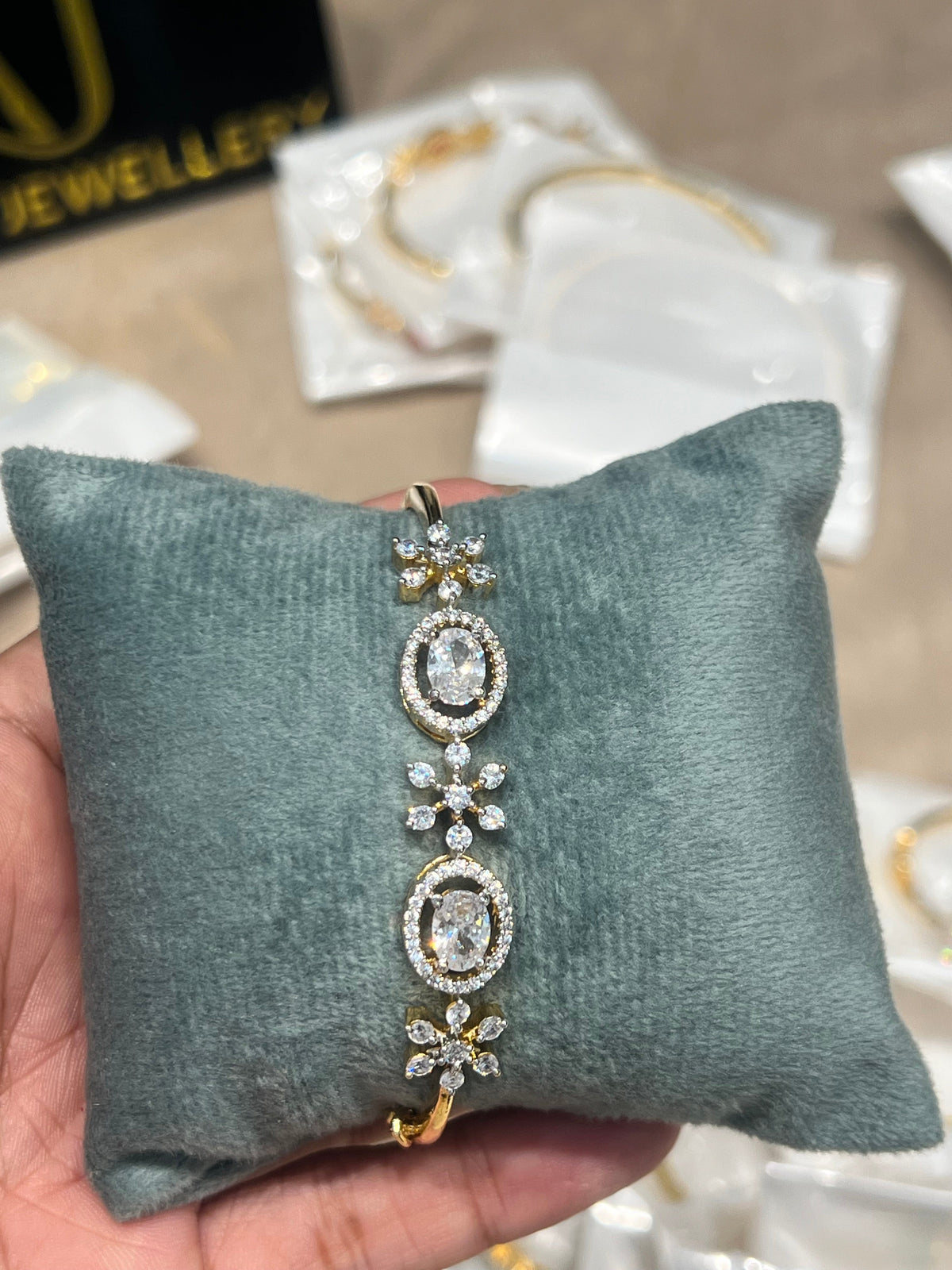 Premium diamond finish openable bracelet product code B40