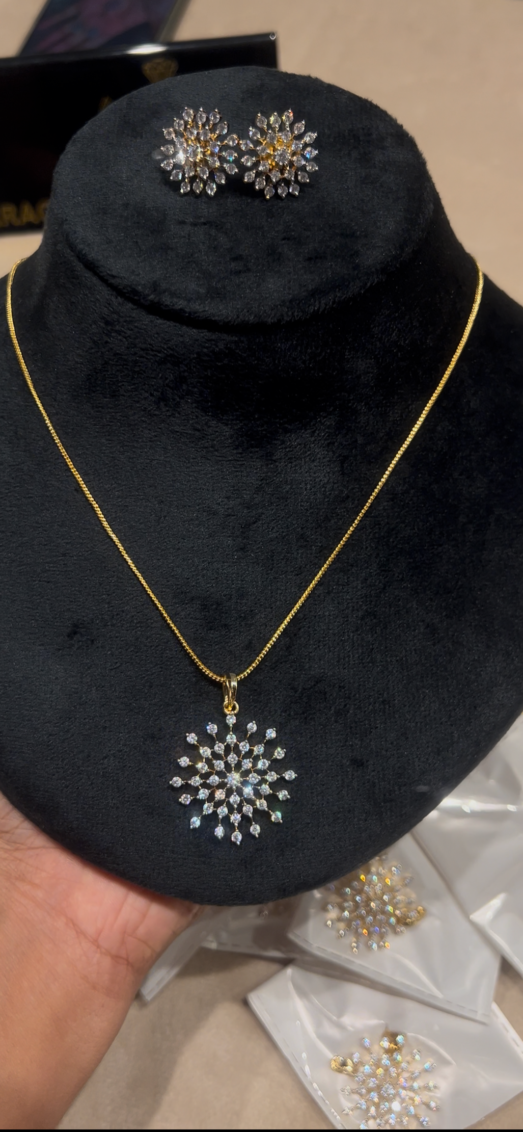 Premium diamond finish pendant set with 8pidi chain product code D342
