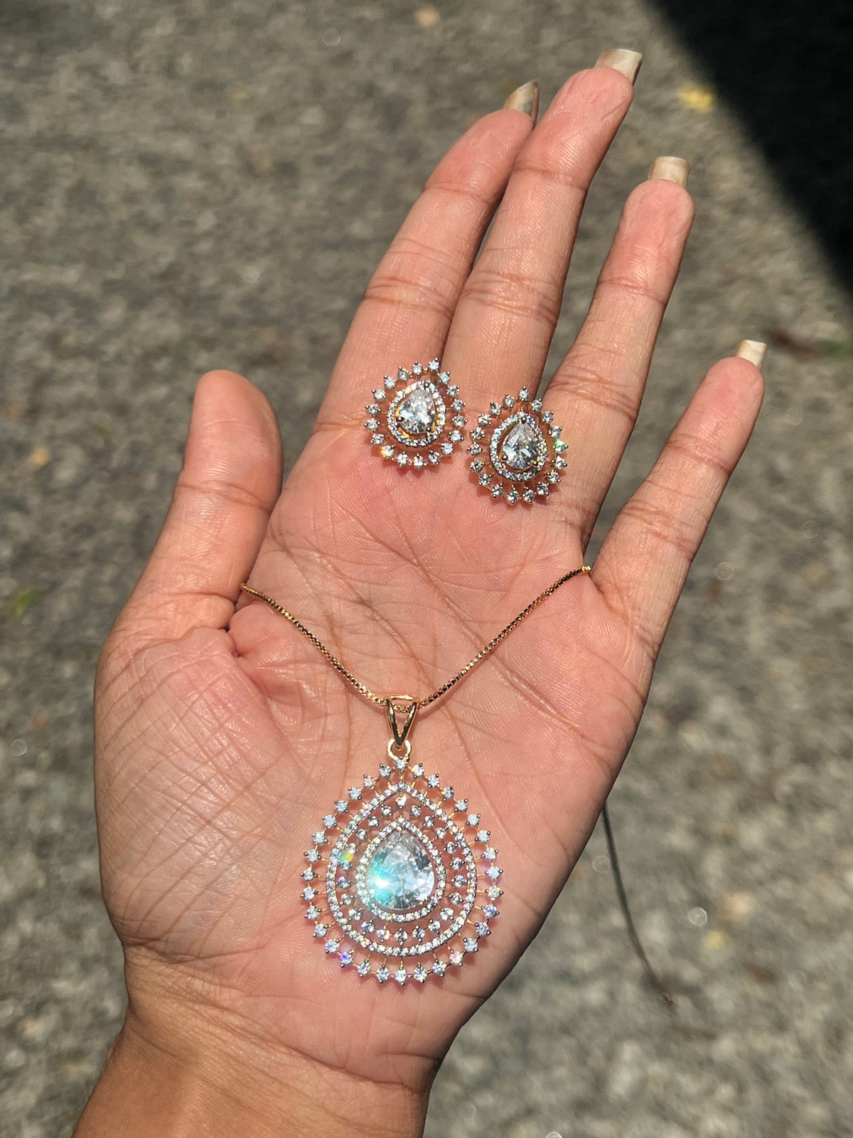 Premium diamond finish pendant set with chain product code D67