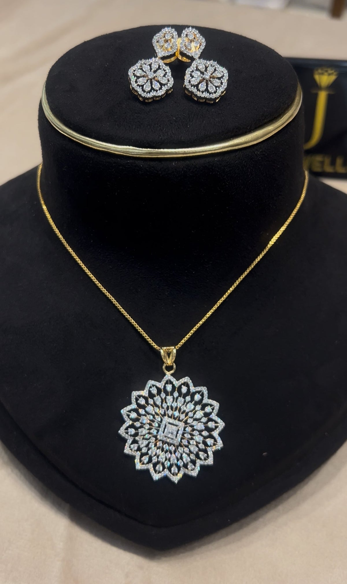 Premium diamond finish pendant set with 8pidi chain product code D347