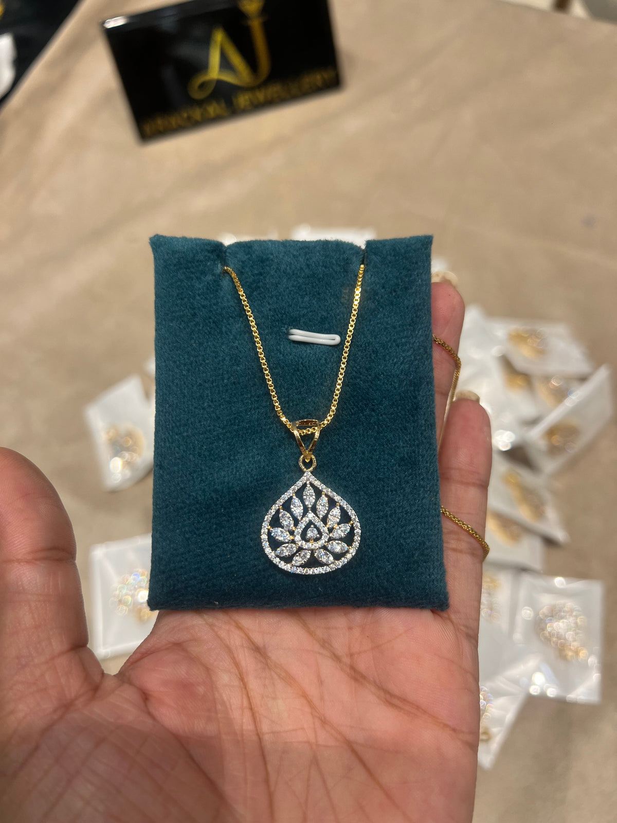 Premium diamond finish pendant with chain product code D336