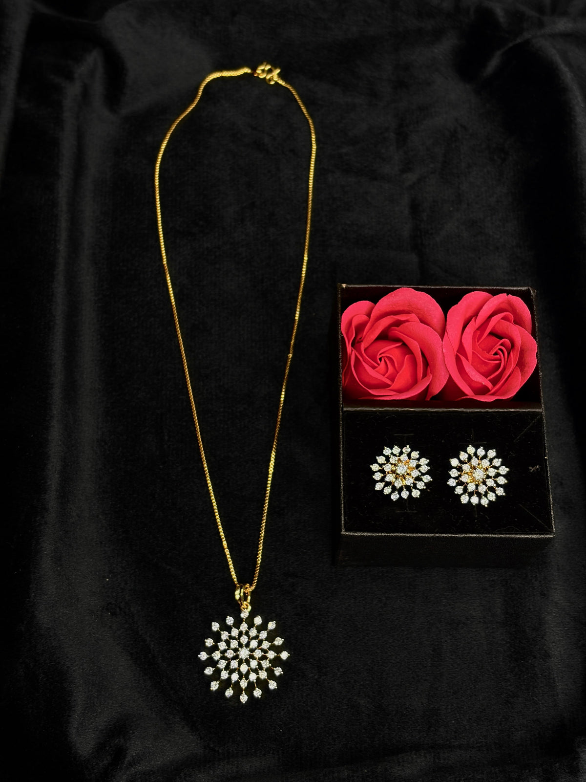 Premium diamond finish pendant set with chain product code D334