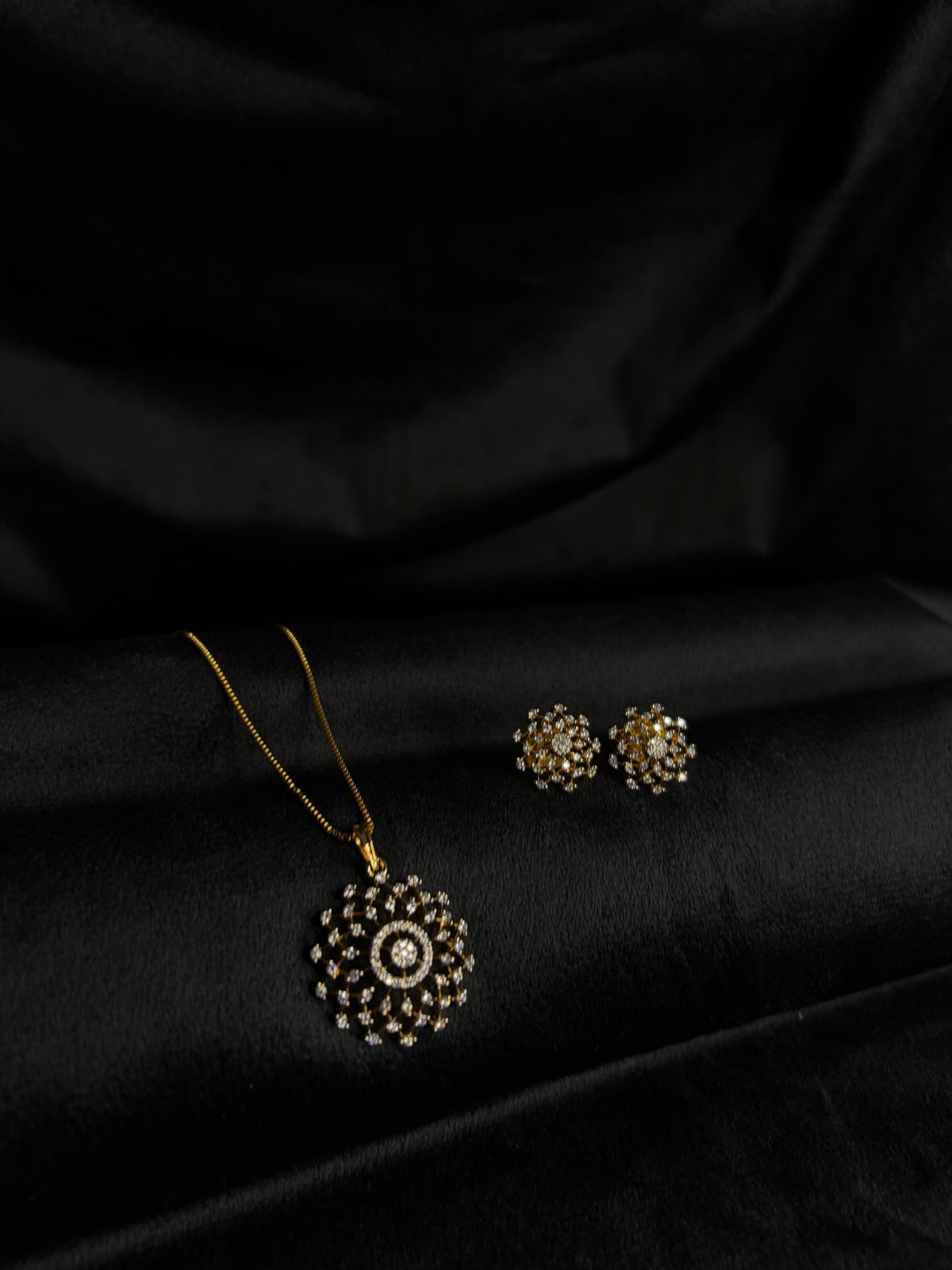 Premium trending diamond finish pendant with stud product code D345