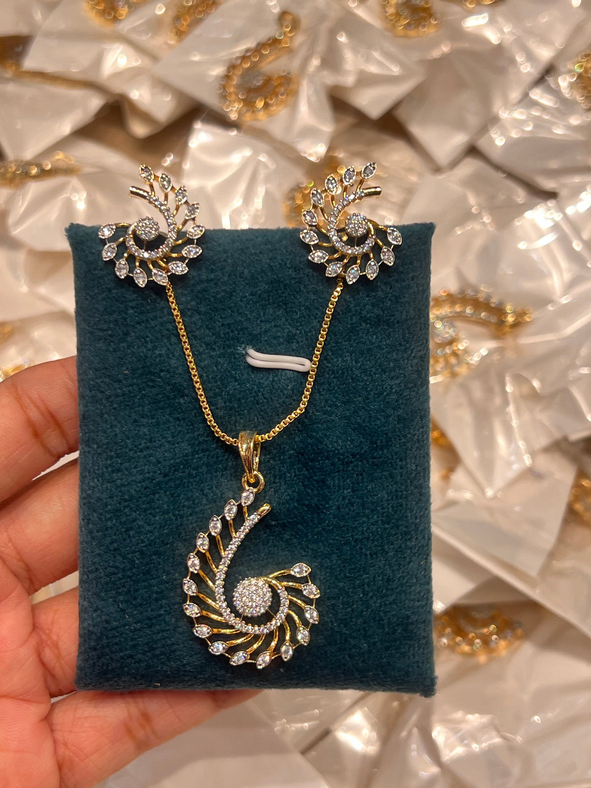 Premium diamond finish pendant set with chain product code D337