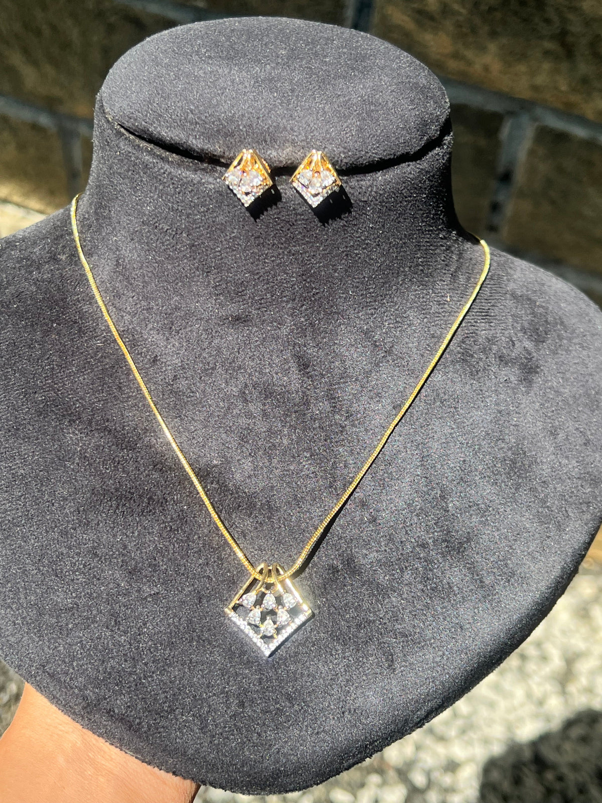 Premium diamond finish pendant set with chain product code D288