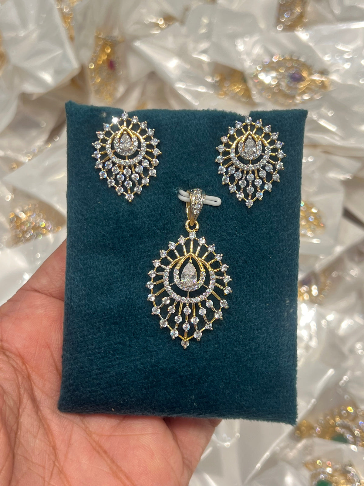 Premium diamond finish pendant set product code D335