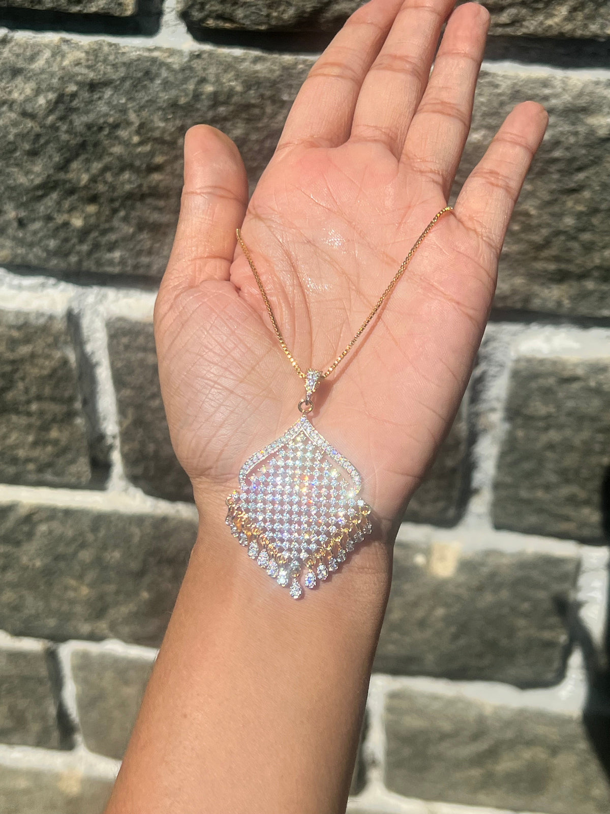 Premium diamond finish pendant with 8pidi chain product code D326