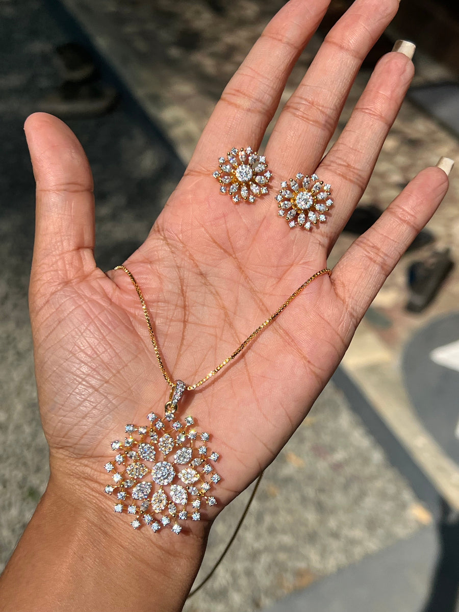 Premium diamond finish twotone finish pendant with 8pidi chain set product code D92