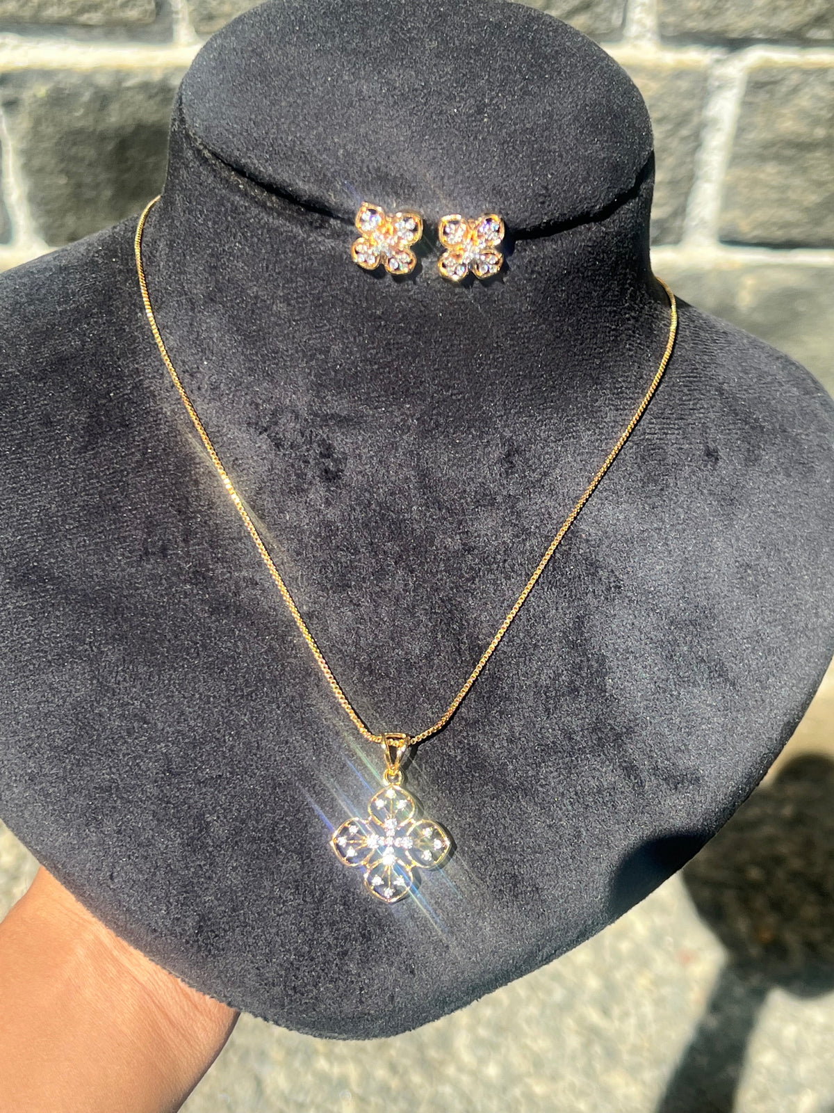 Premium diamond finish pendant set with chain product code D327
