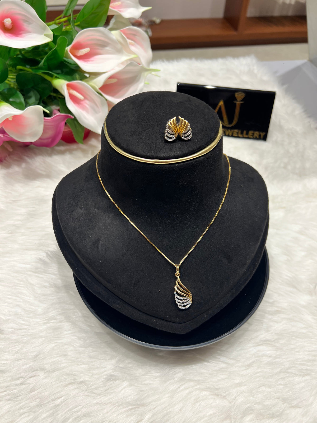 Premium quality party wear daimond finish pendant set with chain product code N381
