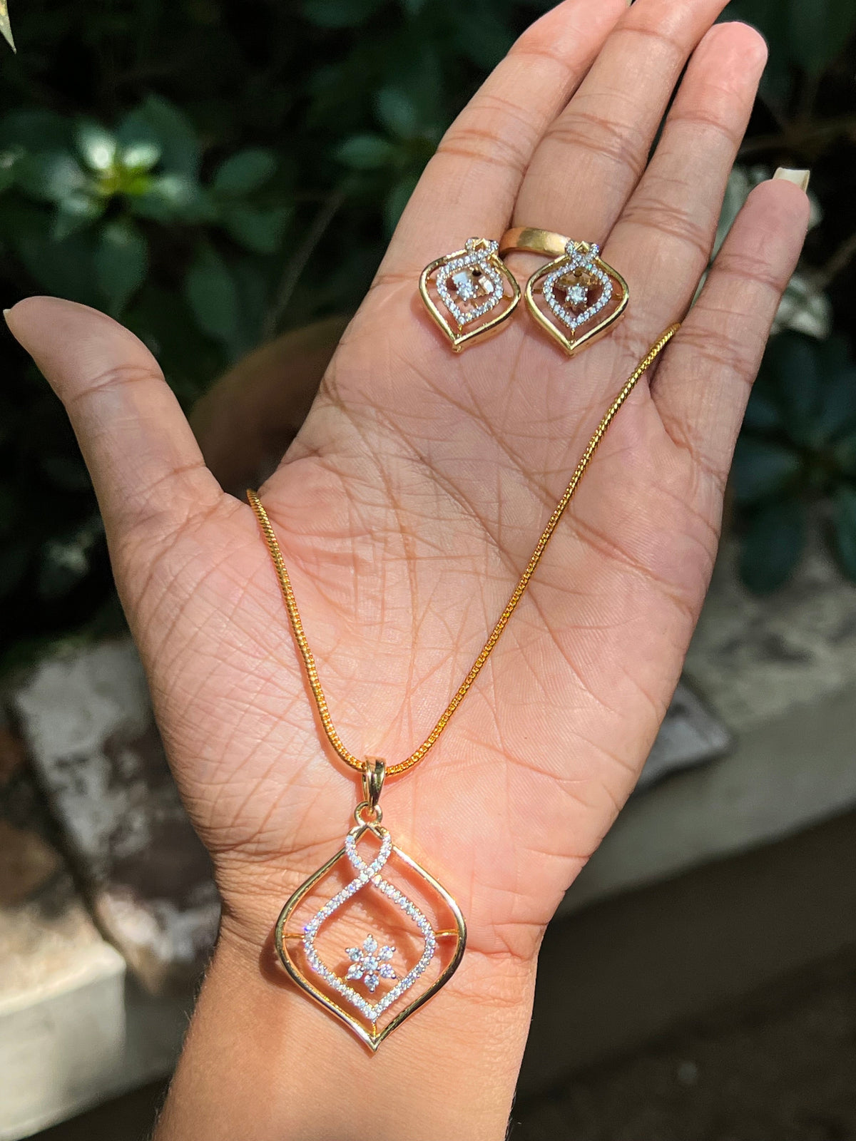 Premium daimond finish pendant set with chain 46