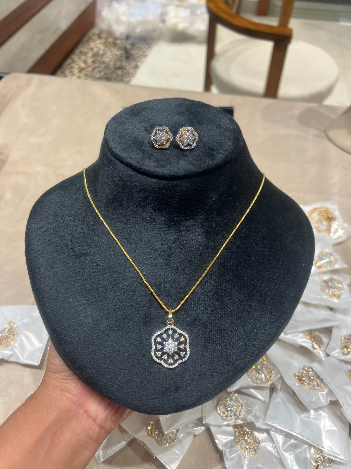 Premium daimond finish pendant set with 8pidichain product code D340