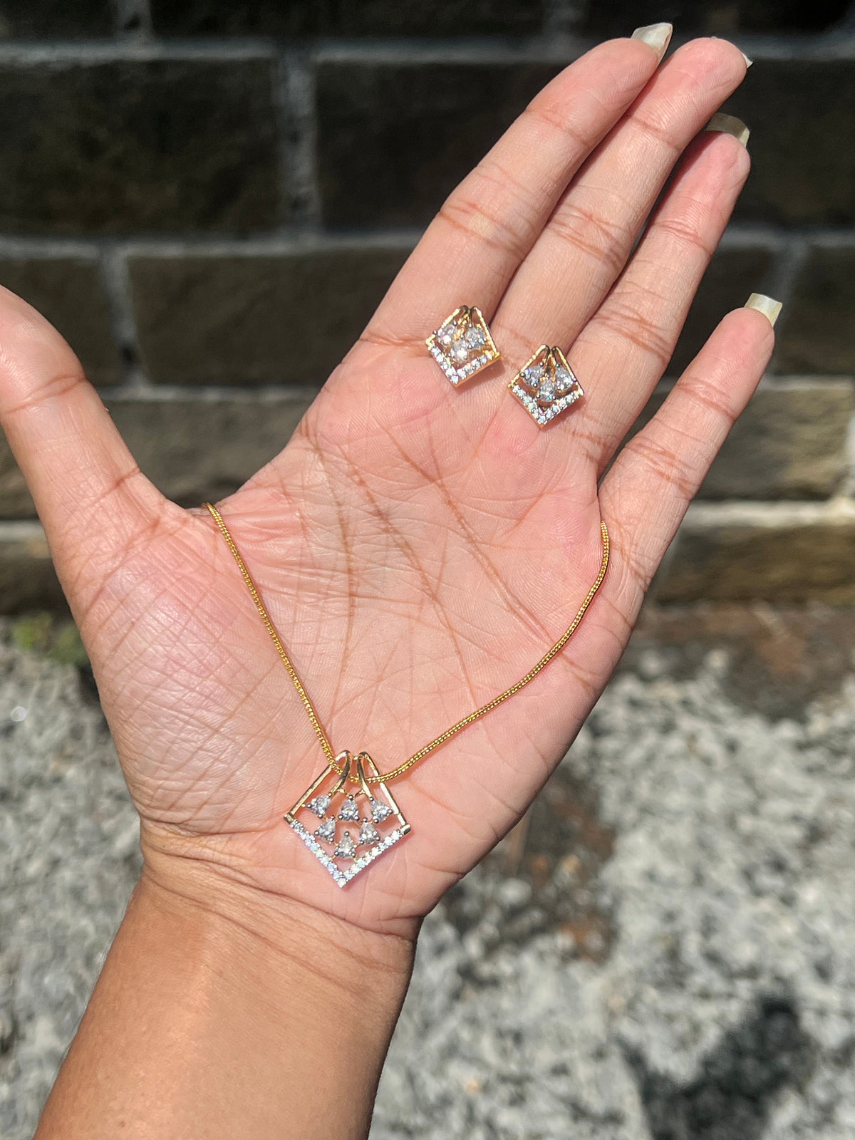 Premium diamond finish pendant set with chain product code D288