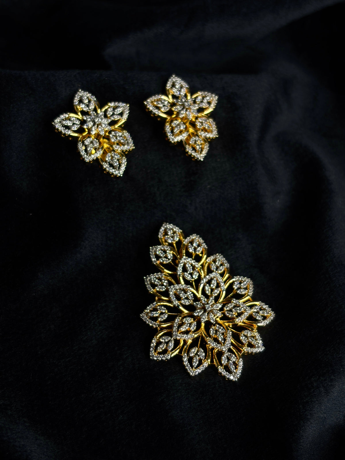 Trending diamond finish pendant set product code D113