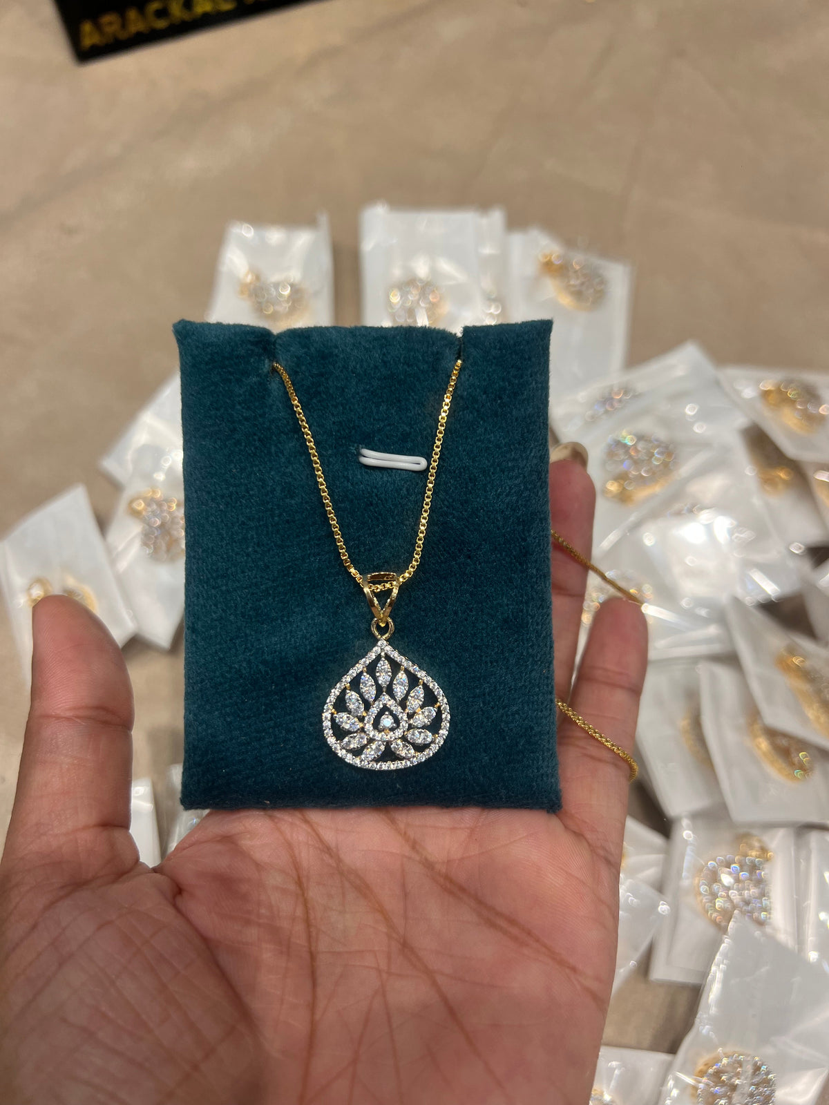 Premium diamond finish pendant with chain product code D336