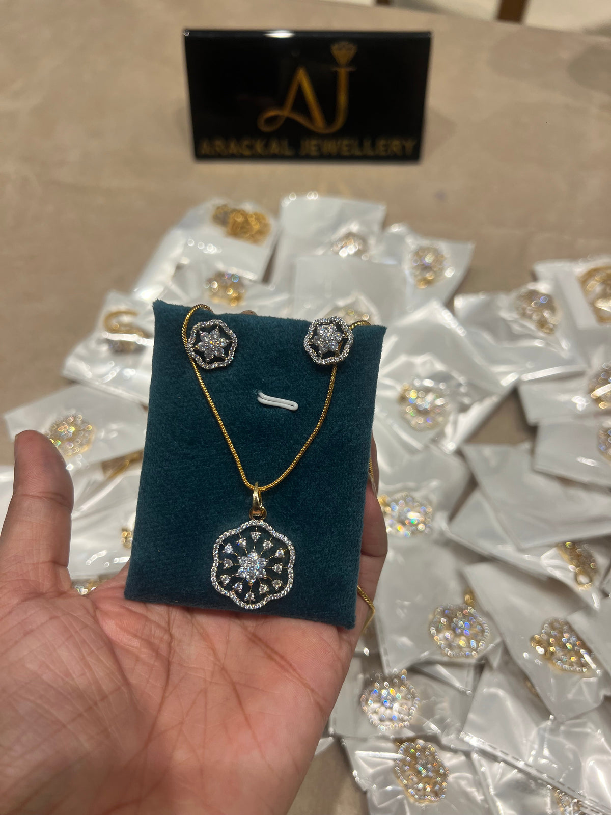 Premium daimond finish pendant set with 8pidichain product code D340