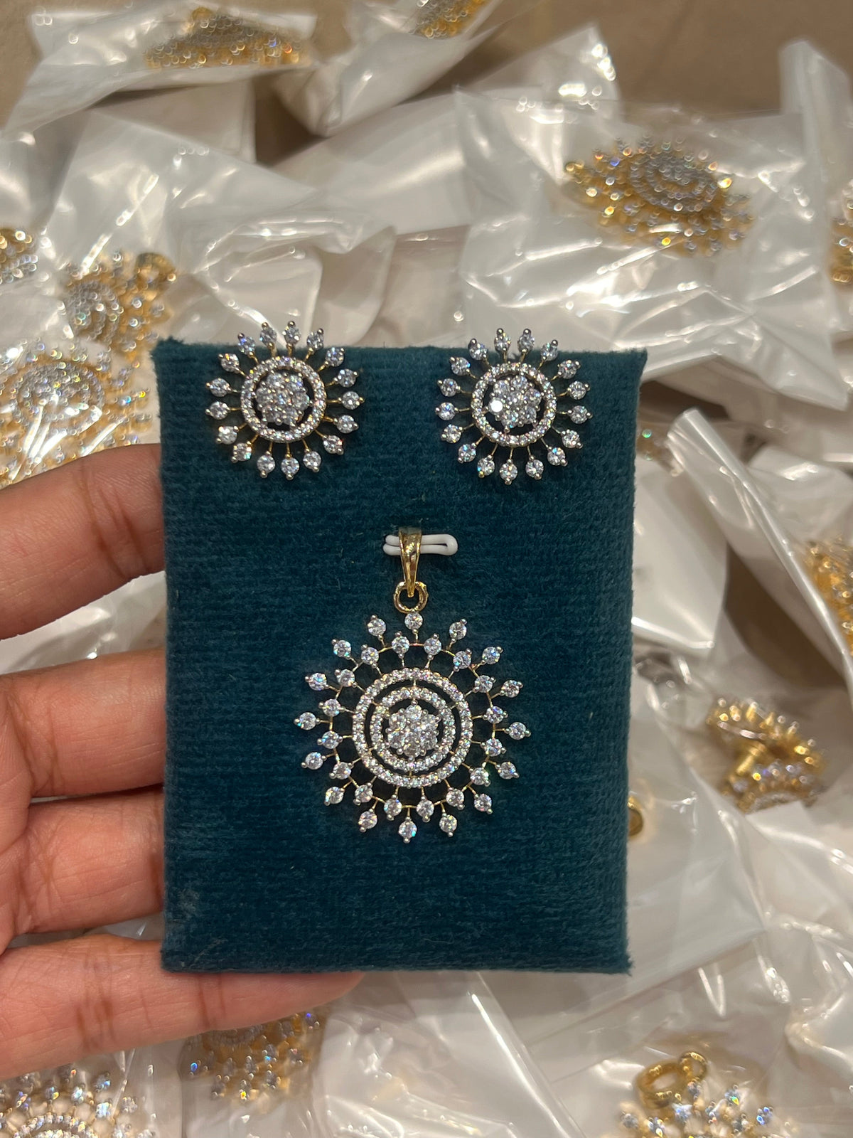 Premium diamond finish pendant set with chain product code D77