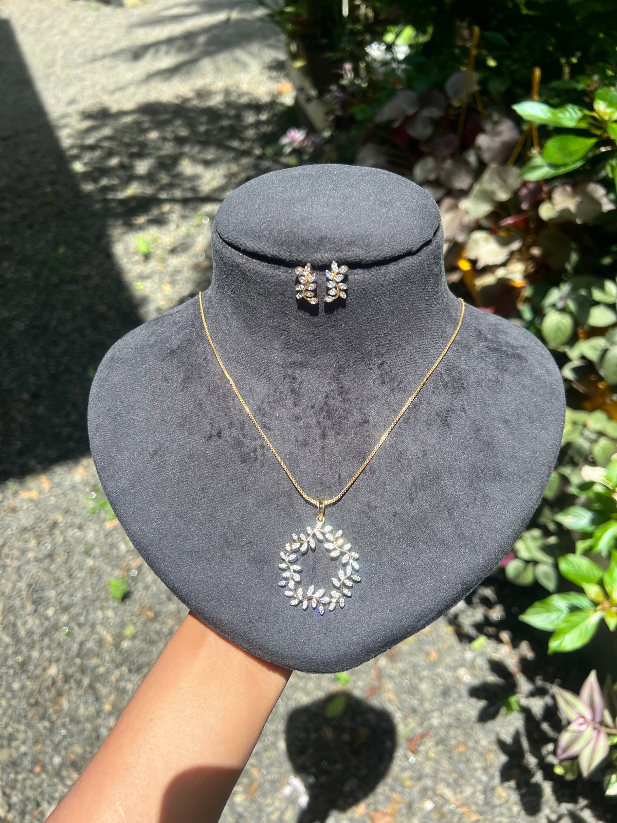 Premium quality trending party wear diamond finish leaf pendant with stud product code D300