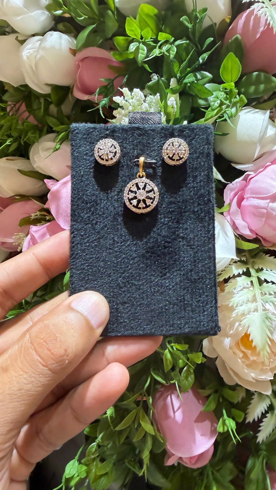 Premium diamond finish party wear pendant set Product code D111