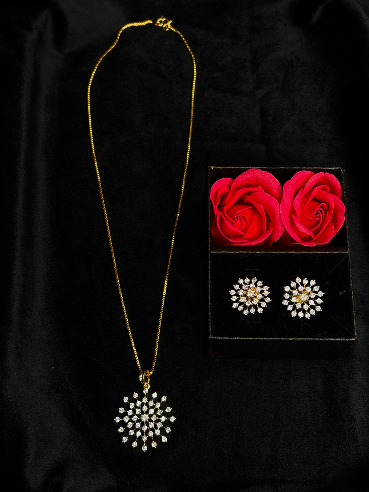 Premium diamond finish pendant set with chain product code D334