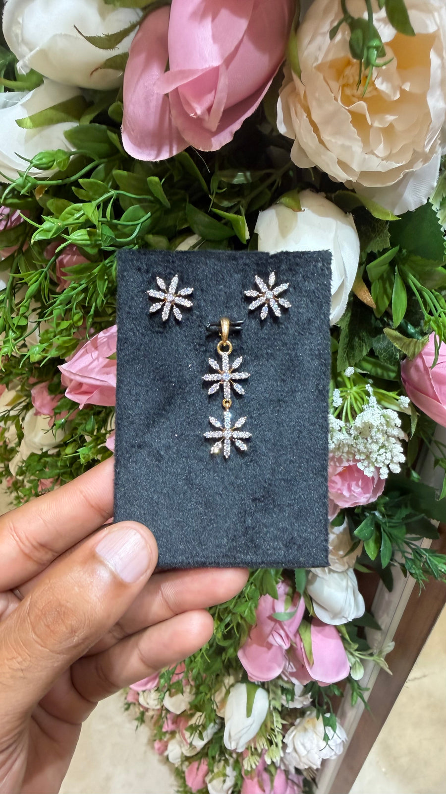 Premium diamond finish party wear pendant product code D425