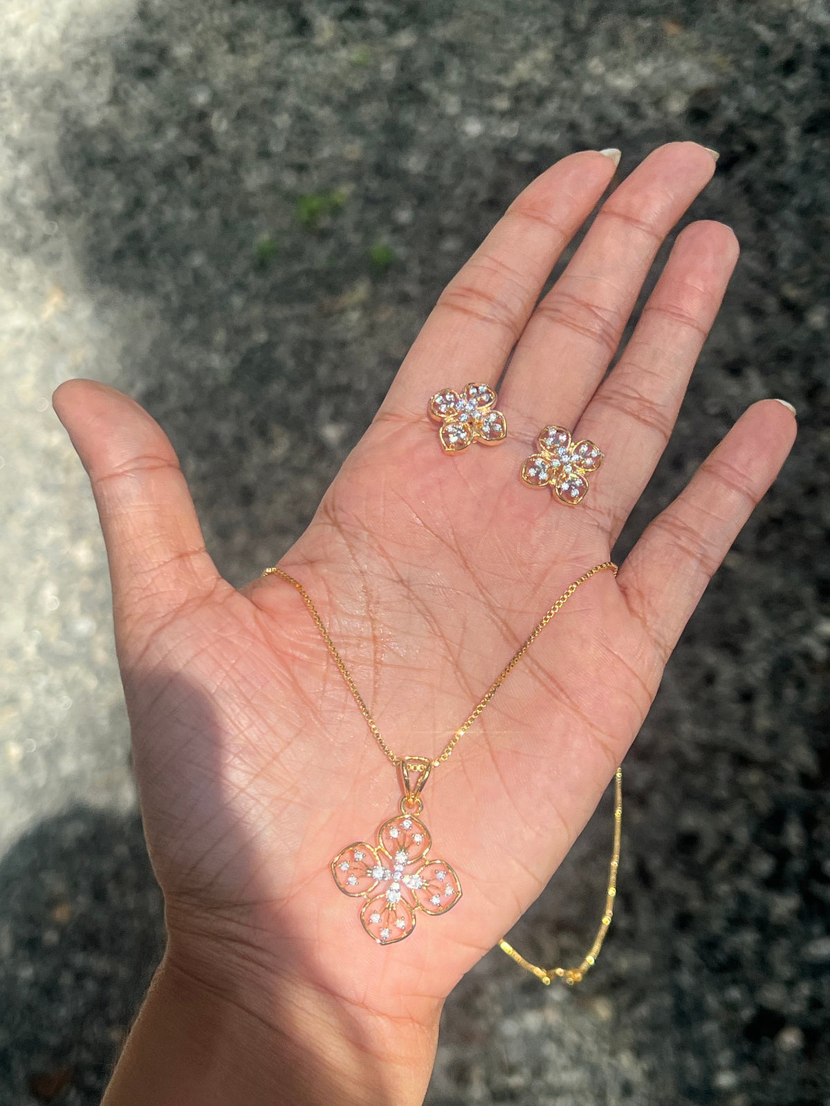 Premium diamond finish pendant set with chain product code D327