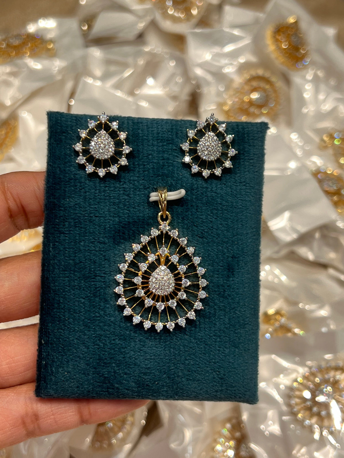 Premium diamond finish pendant set product code D354