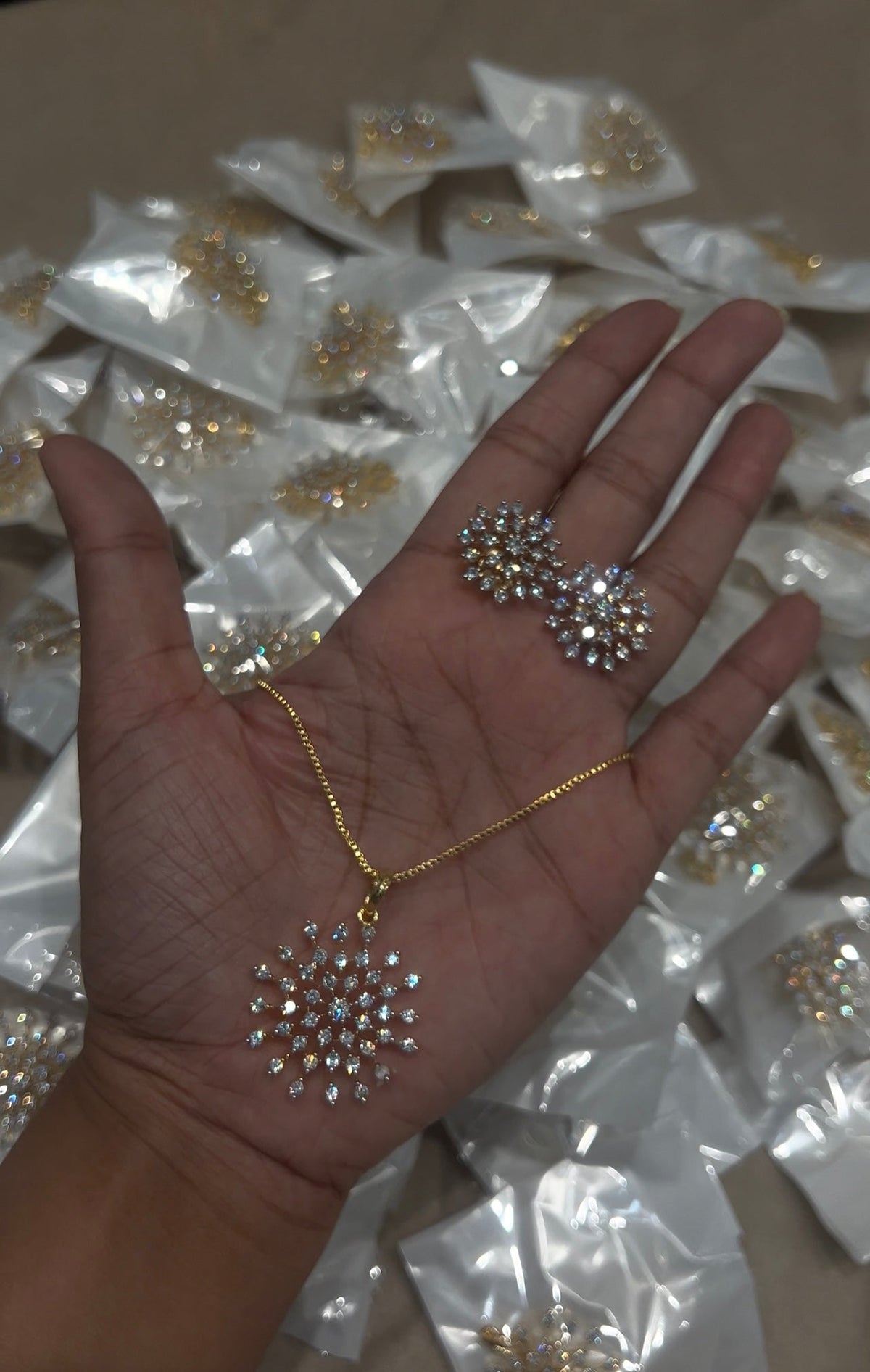 Premium diamond finish pendant set with chain product code D334