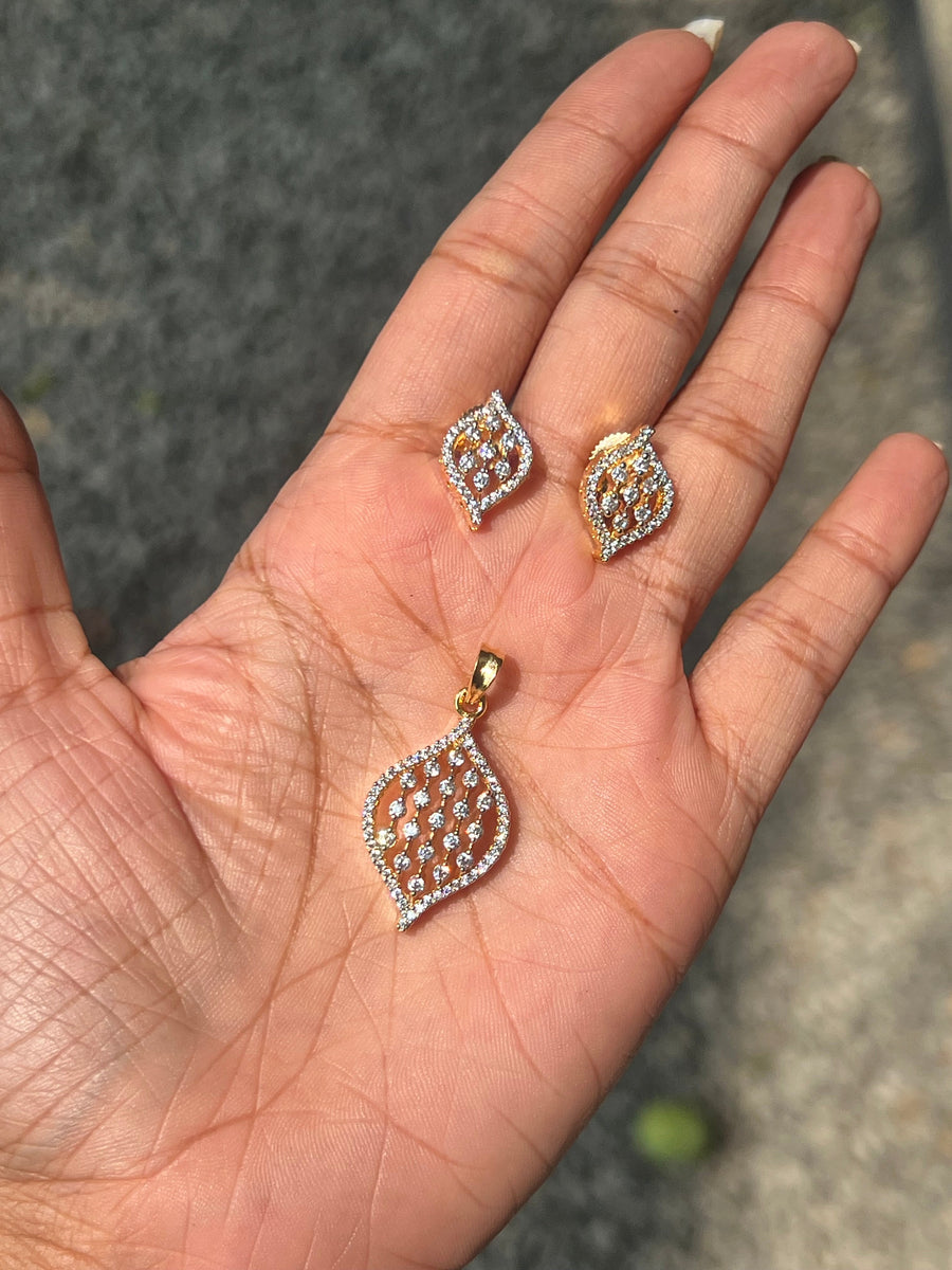 Premium occasion wear diamond finish pendant set product code D106