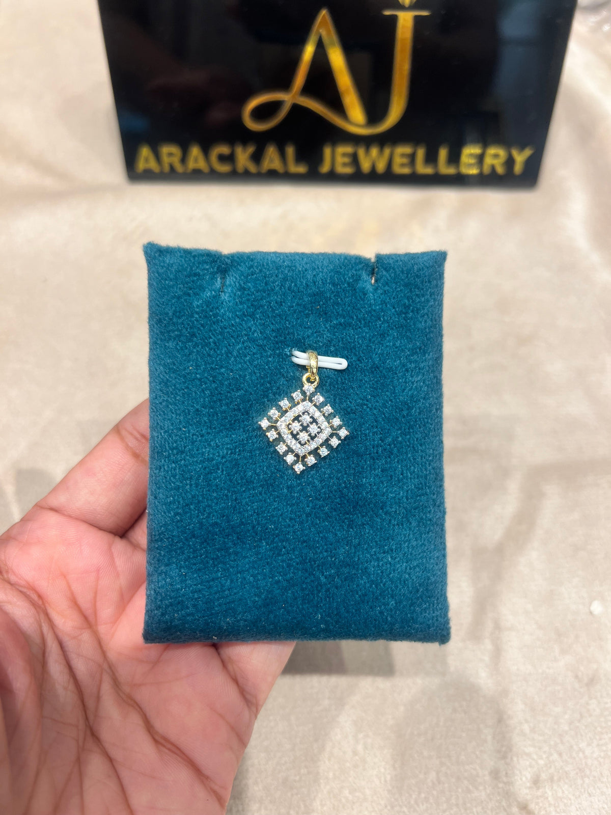 Premium diamond finish pendant with chain product code D348