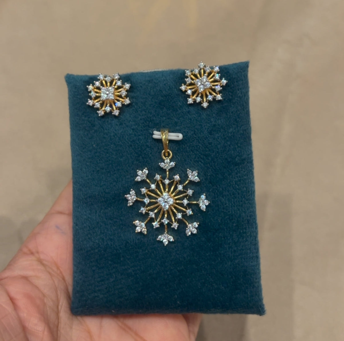 Premium diamond finish snowflake pendant set with 8pidi chain  product code D156