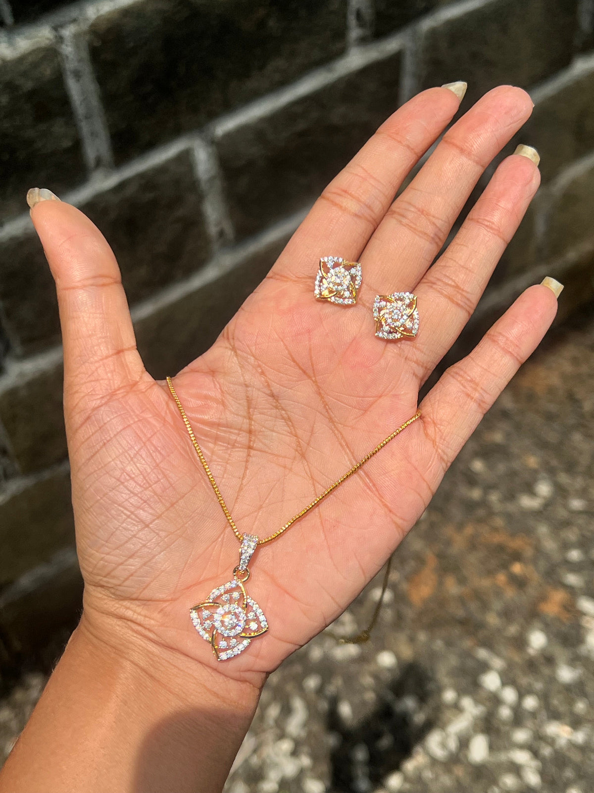 Premium diamond finish pendant set with 8pidi chain product code D266