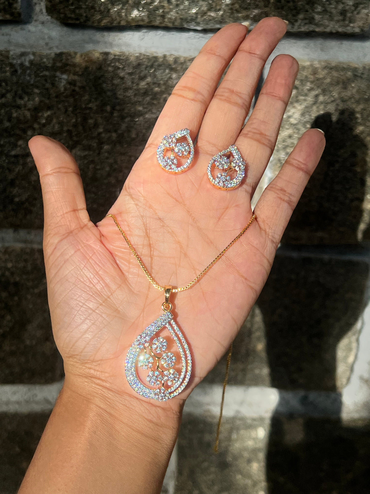 Premium diamond finish pendant set with 8pidi chain product code D324