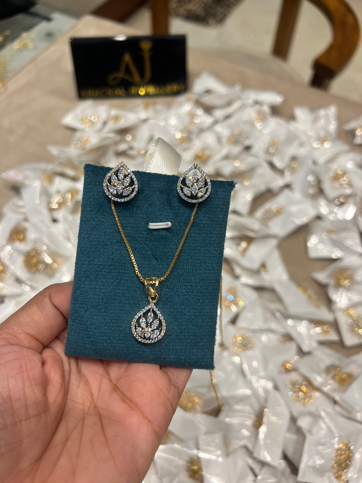 Premium diamond finish pendant set with chain product code D294
