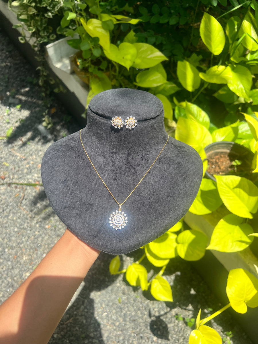 Premium diamond finish pendant set with chain product code D313