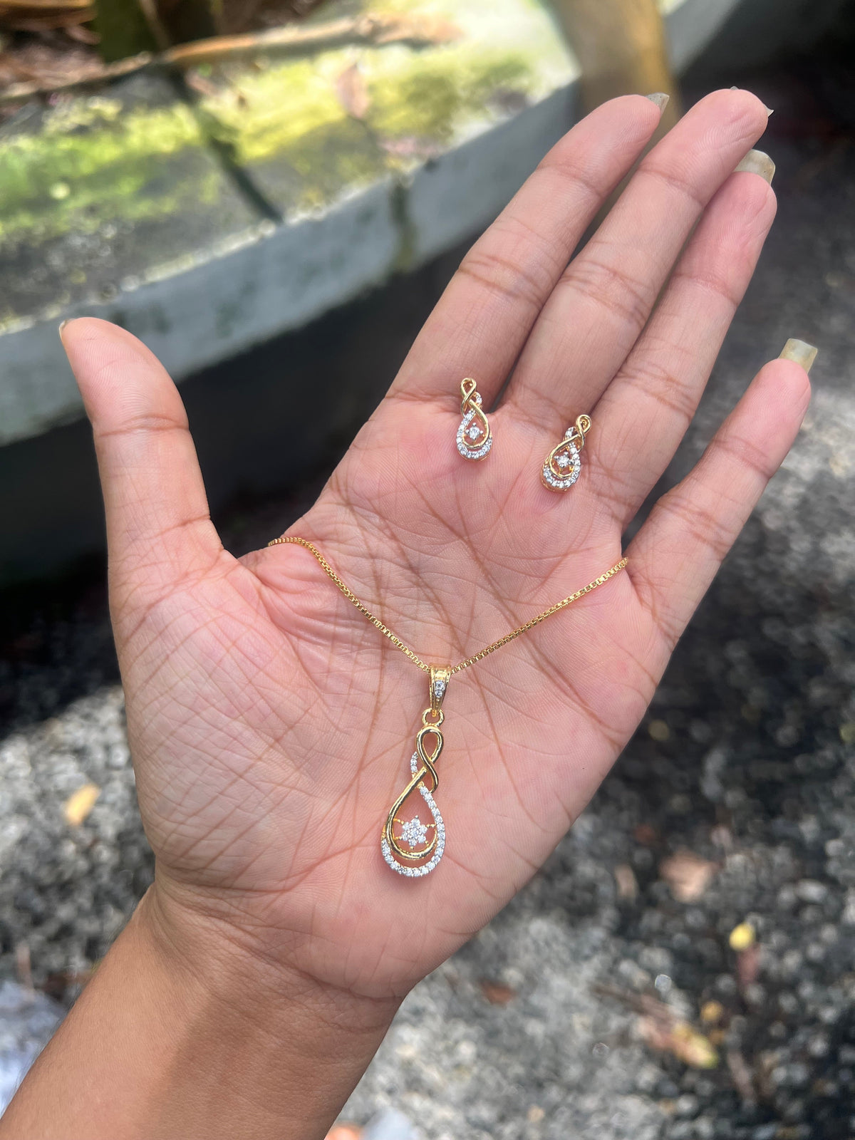 Premium diamond finish pendant set with chain product code D303