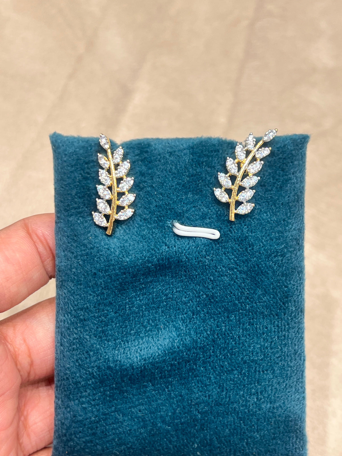 Premium diamond finish leaf stud product code E181