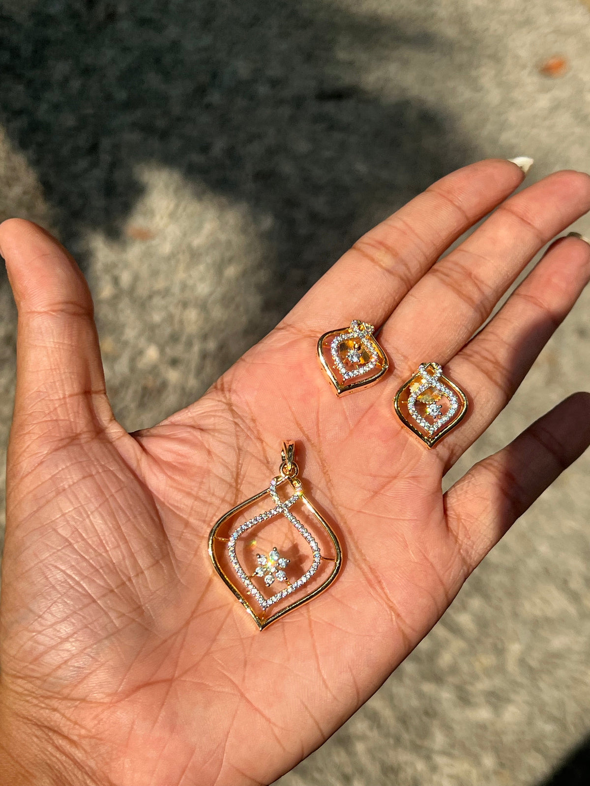 Premium daimond finish pendant set with chain 46