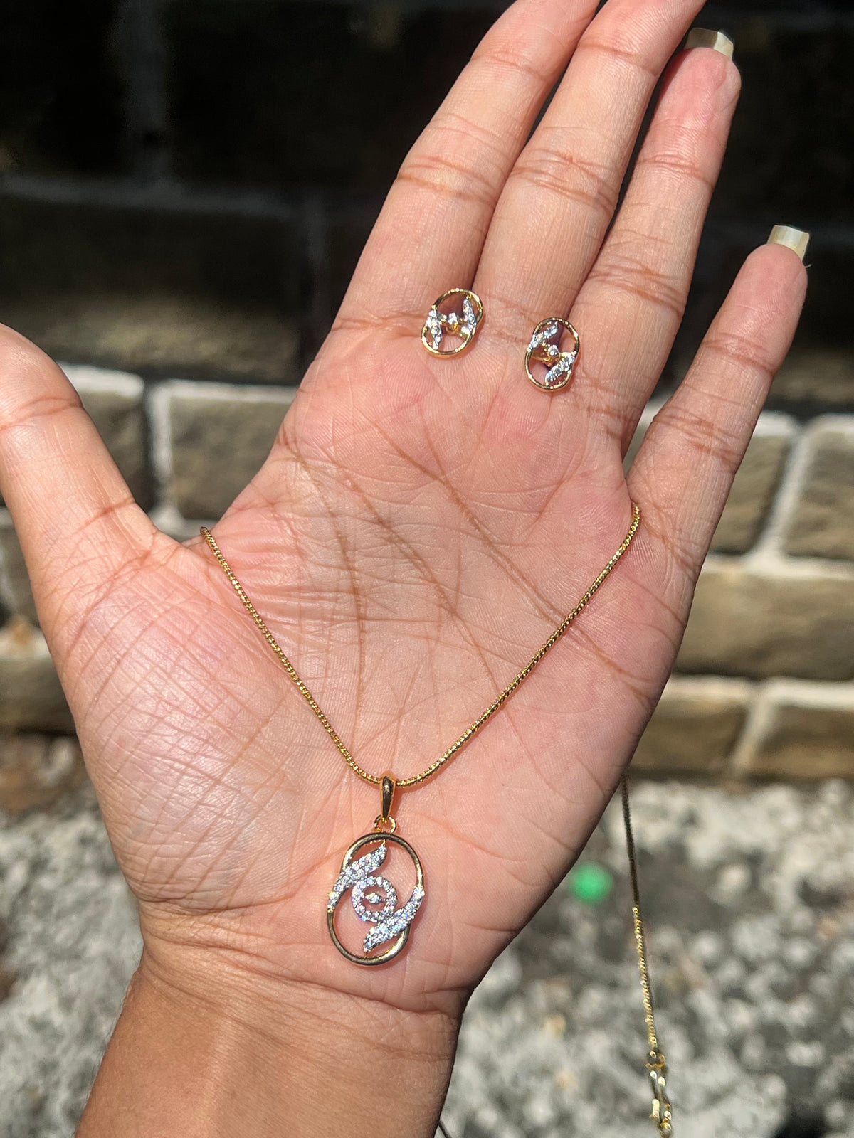 Premium diamond finish pendant set with chain product code D289