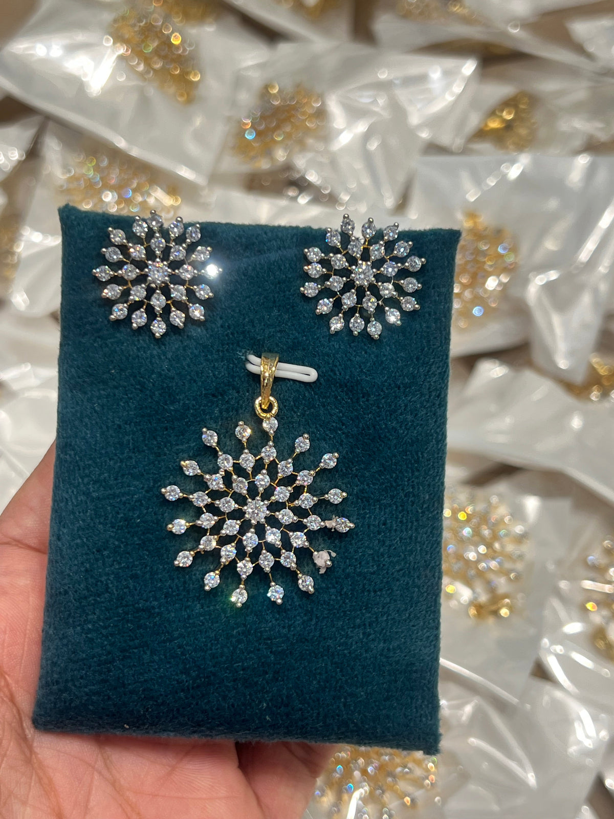 Premium diamond finish pendant set with chain product code D334