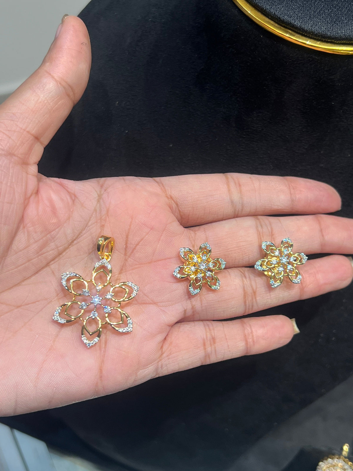 Premium diamond finish pendant set with 3layer hasli chain product code D197